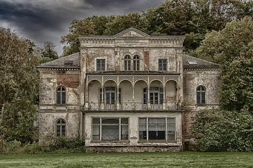 What Happens If Your HOA Doesn’t Do Its Maintenance?